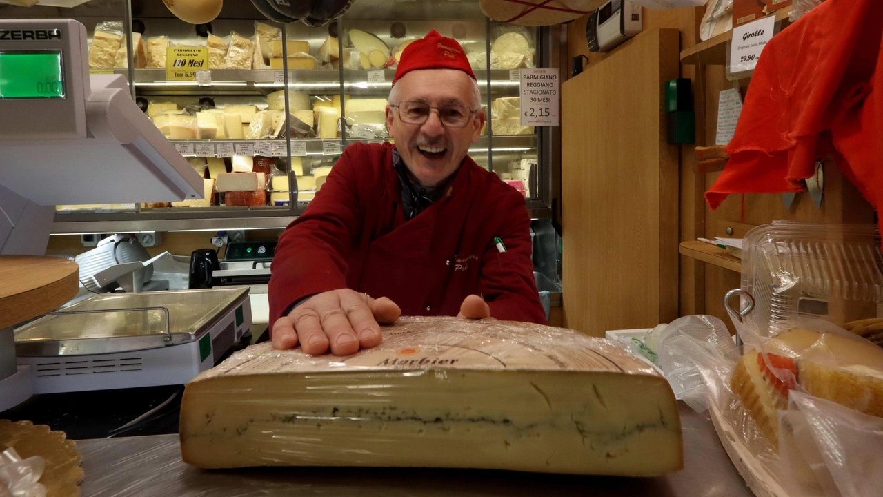 Massimo Poli ha raccolto il testimone dal padre Giovanni e oggi tiene le redini inisieme al fratello Fabio. A Wagner "gettonato il Parmigiano Reggiano e anche merce di nicchia. C’è chi compra qui da decenni".