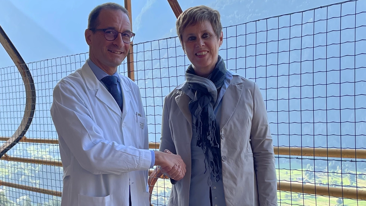 Il nuovo direttore del reparto di Cirurgia vascolare Stefano Aldo Ferrari con Monica Fumagalli, direttore generale dell’Asst Valtellina e Alto Lario Il nuovo direttore del reparto di Cirurgia vascolare Stefano Aldo Ferrari con Monica Fumagalli, direttore generale dell’Asst Valtellina e Alto Lario