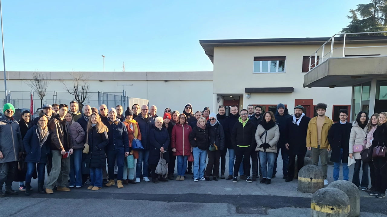 La delegazione di amministratori pubblici e attivisti dell’associazione “Nessuno tocchi Caino“ fuori dal carcere di via Sanquirico La delegazione di amministratori pubblici e attivisti dell’associazione “Nessuno tocchi Caino“ fuori dal carcere di via Sanquirico