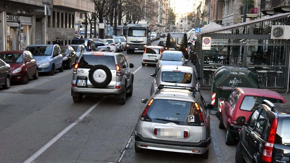 Auto parcheggiate in doppia fila in una strada cittadina: il Comune e la Polizia locale intendono contrastare il fenomeno ricorrendo a un aumento delle multe Auto parcheggiate in doppia fila in una strada cittadina: il Comune e la Polizia locale intendono contrastare il fenomeno ricorrendo a un aumento delle multe