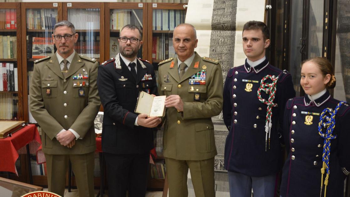 un prezioso libro del ‘700 trovato dai monuments men del nucleo tpc e restituito alla scuola militare teuliè