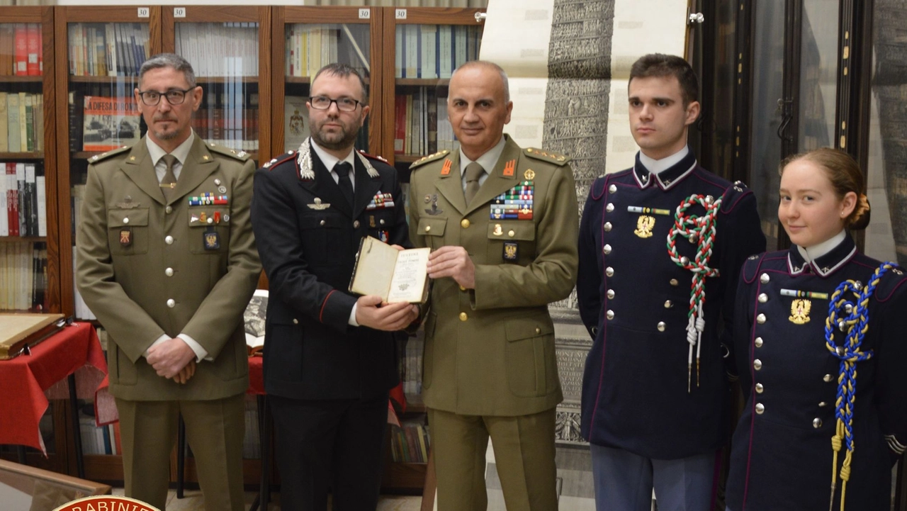 Il momento della restituzione del prezioso libro