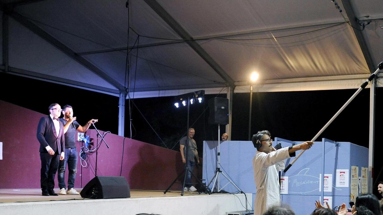 Il Comune di Buccinasco investe 90mila euro per acquistare la tensostruttura che copre il palco del centro civico di via Marzabotto, con l'obiettivo di riqualificare l'area e favorire la realizzazione di eventi. La struttura potrà essere utilizzata anche presso il centro sportivo Scirea. Il Comune di Buccinasco investe 90mila euro per acquistare la tensostruttura che copre il palco del centro civico di via Marzabotto, con l'obiettivo di riqualificare l'area e favorire la realizzazione di eventi. La struttura potrà essere utilizzata anche presso il centro sportivo Scirea.