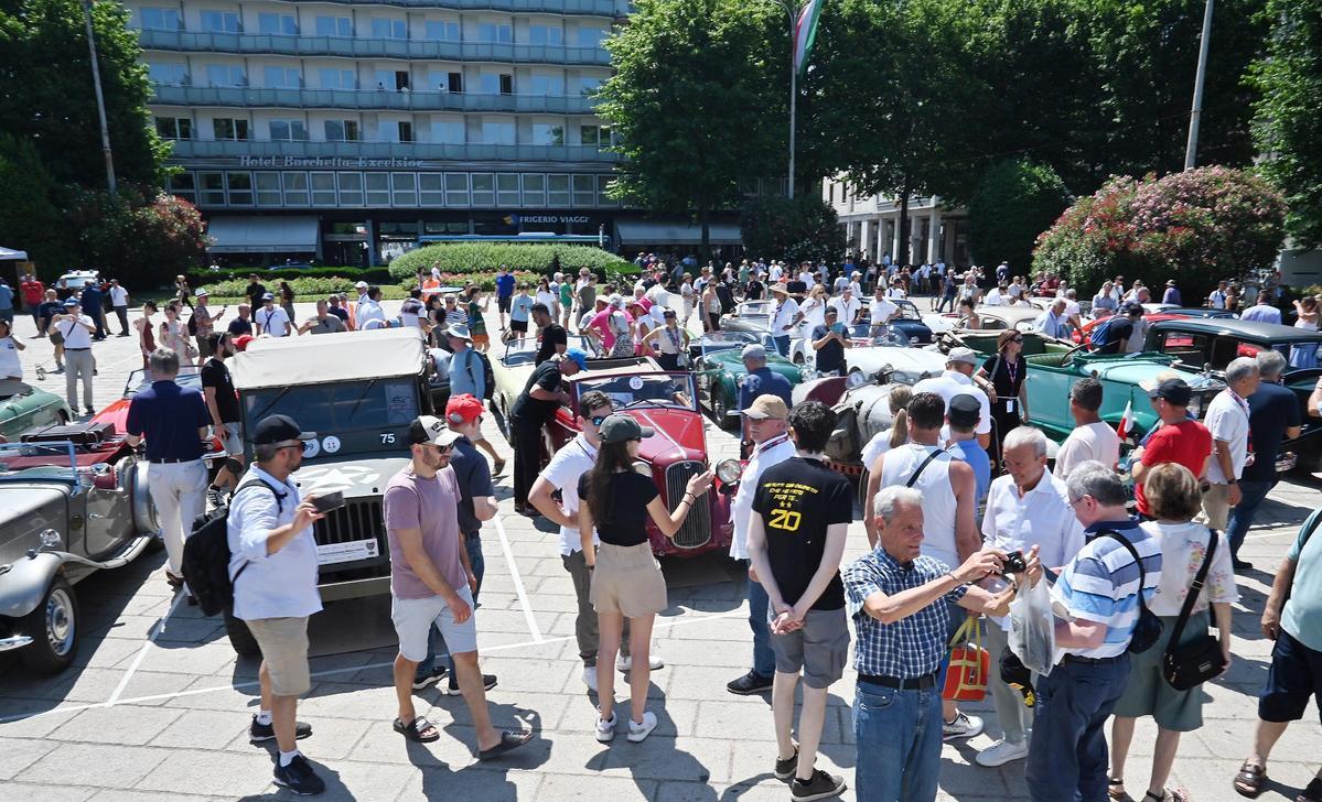 Il corteo di 100 auto storiche per i cent’anni dell’A9 Il corteo di 100 auto storiche per i cent’anni dell’A9