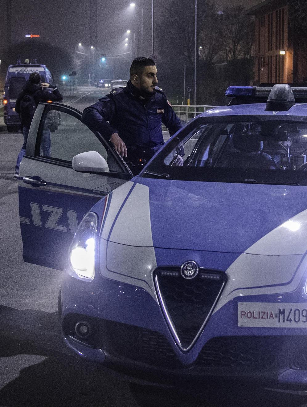 bottigliate per rubare un borsello i passanti fanno arrestare il rapinatore