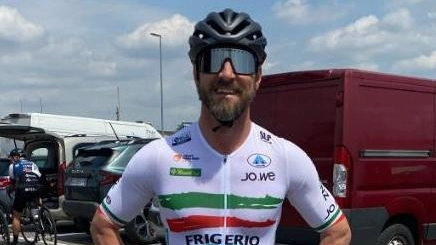 Luca Bosio vince al Gran Premio di Ottobiano, superando sei corridori. Team Frigerio Viaggi Jo.We. SlopLine festeggia. Luca Bosio vince al Gran Premio di Ottobiano, superando sei corridori. Team Frigerio Viaggi Jo.We. SlopLine festeggia.