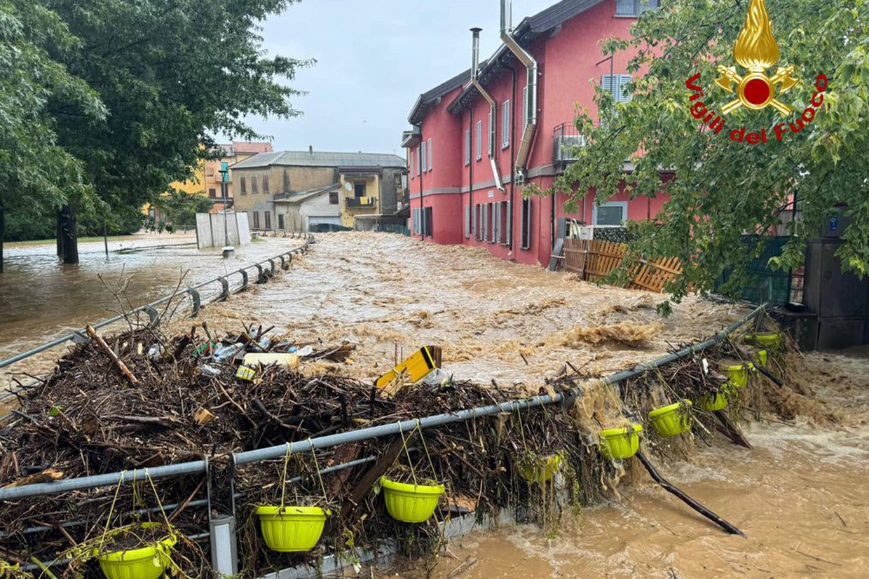 Ramaglie, detriti e un fiume contenuto a fatica: la difficile situazione di Meda