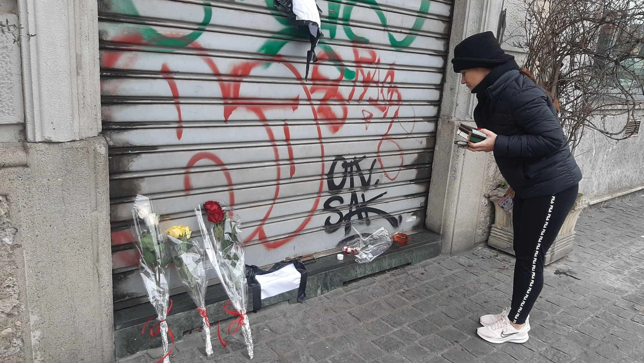Mazzi di fiori sono stati depositati davanti alla panetteria dove si è verificata la sparatoria Mazzi di fiori sono stati depositati davanti alla panetteria dove si è verificata la sparatoria