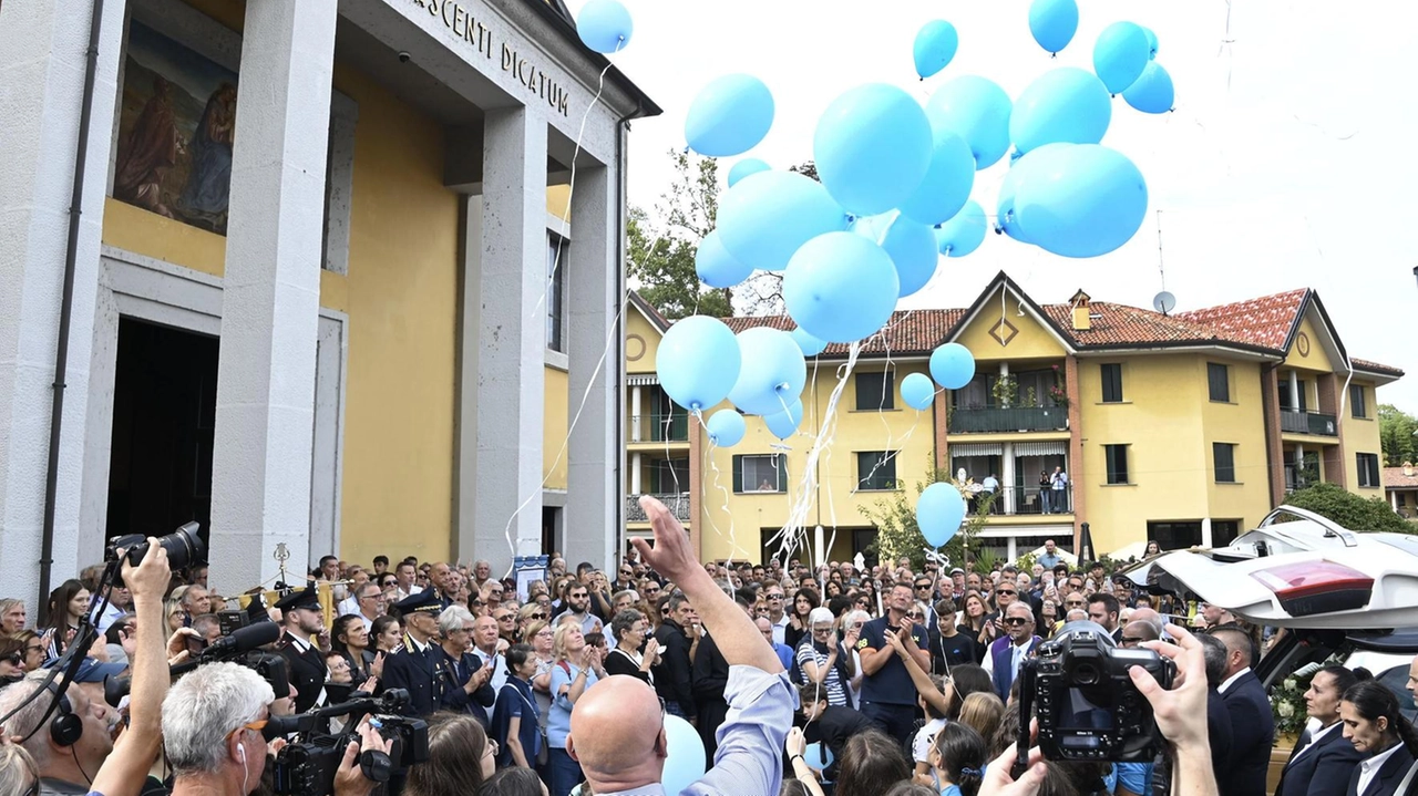I ragazzi delle scuole e delle società sportive hanno riempito la chiesa di Santa Maria Nascente "Abbiamo ripreso le lezioni, sapendo che uno di noi non sarebbe stato più seduto al solito banco".