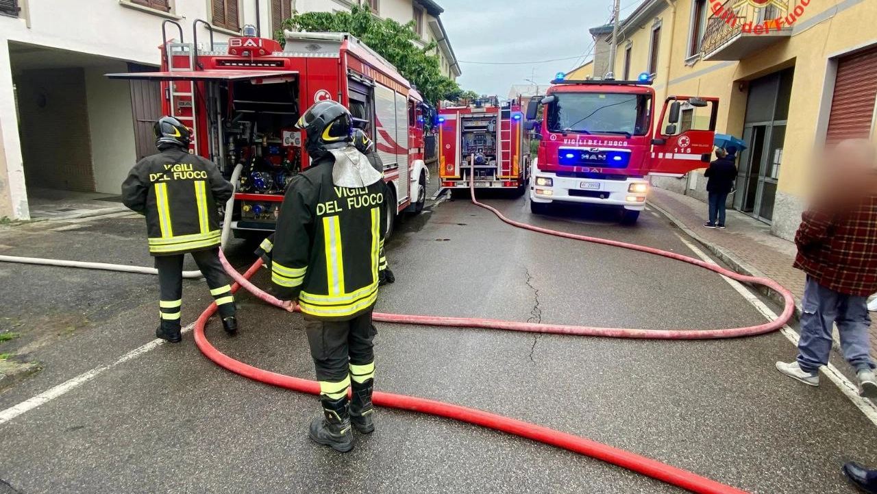 L'incendio scoppiato a Cesano Maderno e le squadre dei vigili del fuoco