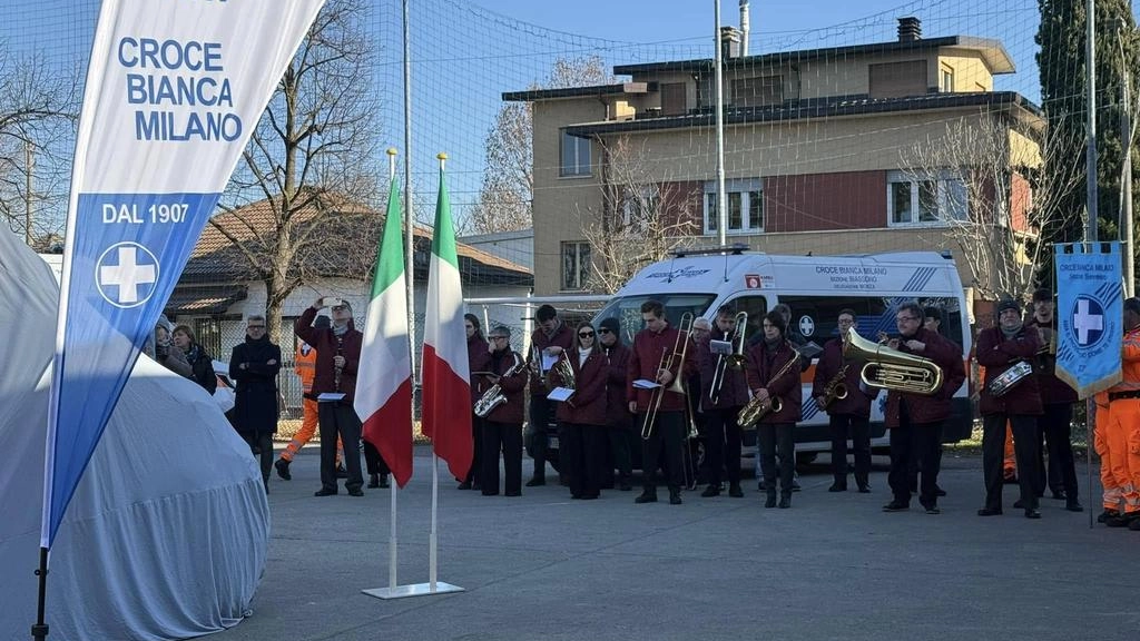 Grande festa in pompa magna accompagnata dal suono delle sirene per il taglio del nastro della nuova ambulanza della sezione... Grande festa in pompa magna accompagnata dal suono delle sirene per il taglio del nastro della nuova ambulanza della sezione...