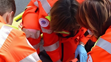 Travolta e uccisa. Scatta la caccia al furgone “pirata”. Filmati setacciati