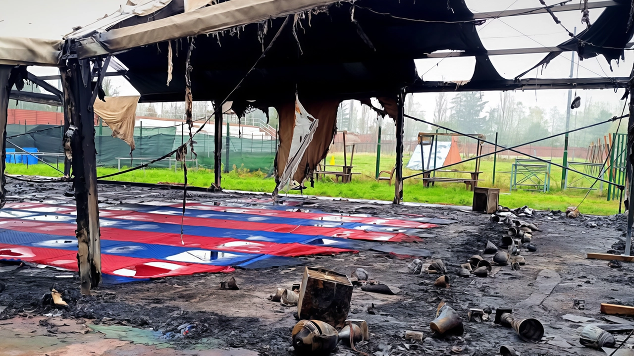L’incendio doloso ha distrutto il centro sportivo. in viale Campania L’incendio doloso ha distrutto il centro sportivo. in viale Campania