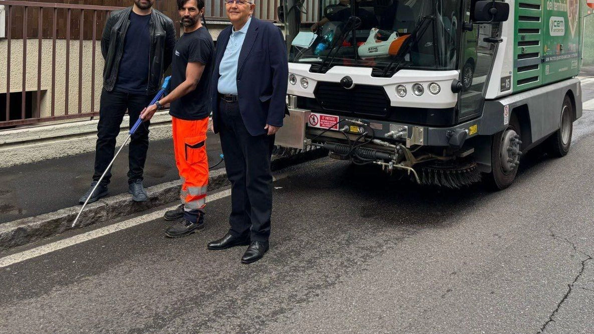 Giro di vite sulla pulizia delle strade a Vimodrone, addio soffioni arriva la lancia che "garantisce un risultato migliore". Per... Giro di vite sulla pulizia delle strade a Vimodrone, addio soffioni arriva la lancia che "garantisce un risultato migliore". Per...