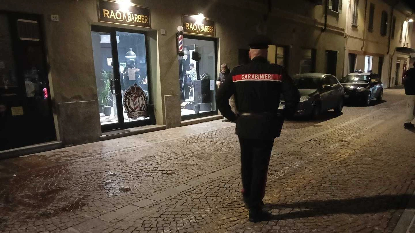 I carabinieri mercoledì sera in via Garibaldi, dove è avvenuta la colluttazione con il ferimento del giovane finito poi al Pronto soccorso di Lodi