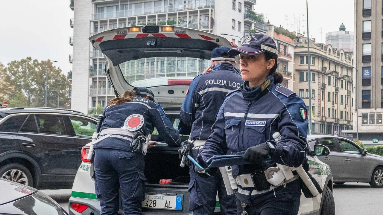 Le quattro borseggiatrici seriali sono state arrestate dagli agenti della polizia locale Le quattro borseggiatrici seriali sono state arrestate dagli agenti della polizia locale