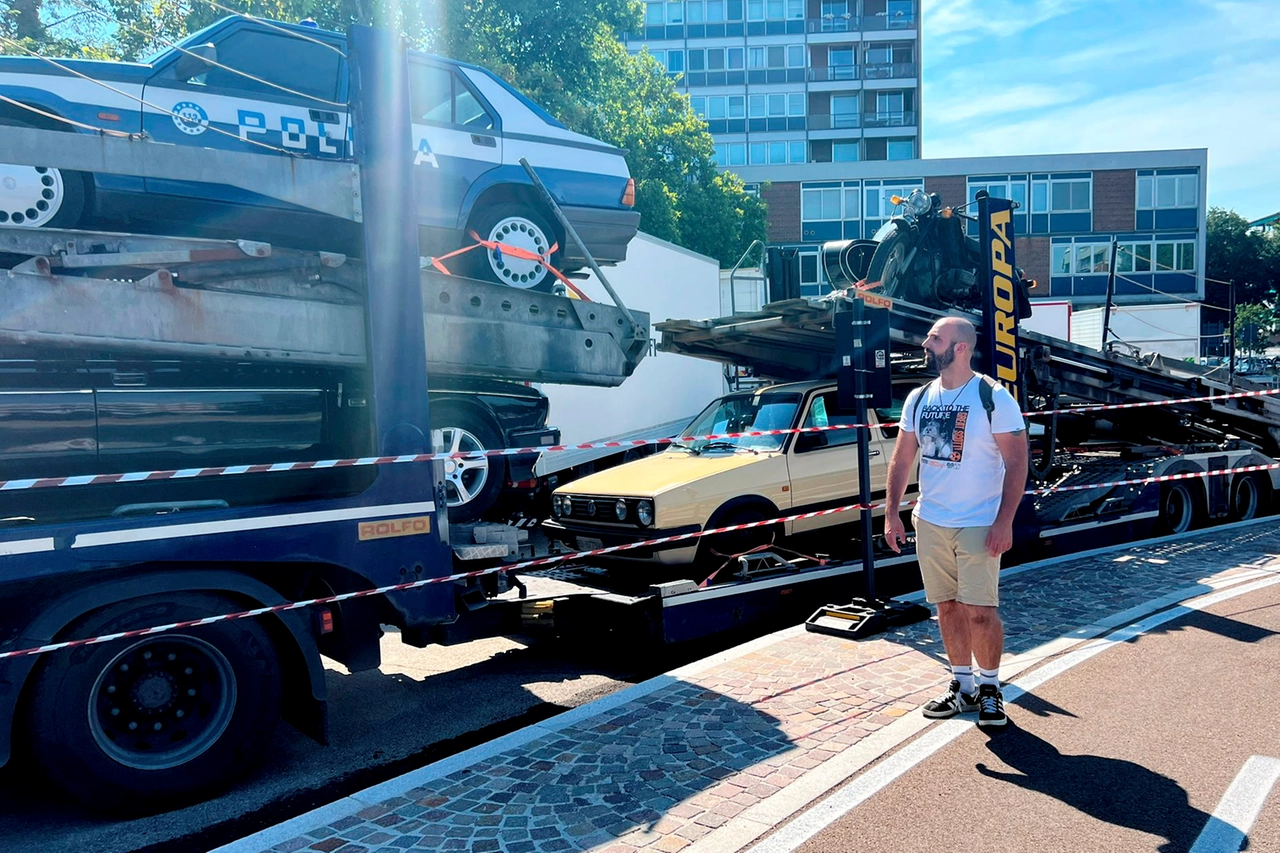 L'inizio delle riprese per la seconda stagione della serie sugli 883: il campo base con i camion e le macchine storiche in piazzetta Ciceri