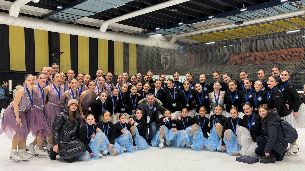 Le atlete della squadra Hot Shivers, campionesse di pattinaggio sincronizzato