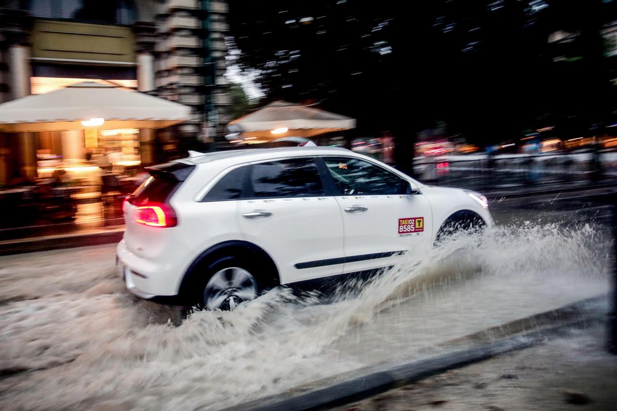maltempo a milano seconda notte di pioggia intensa il lambro meridionale supera i quattro metri