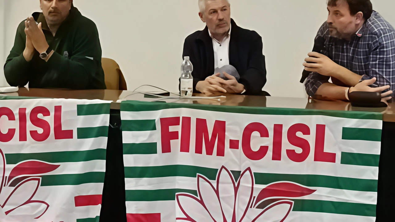 Ferdinando Uliano, segretario nazionale della Fim-Cisl, tra gli operai Tenaris "Il rinnovo del contratto è di cruciale importanza per la sopravvivenza". Ferdinando Uliano, segretario nazionale della Fim-Cisl, tra gli operai Tenaris "Il rinnovo del contratto è di cruciale importanza per la sopravvivenza".