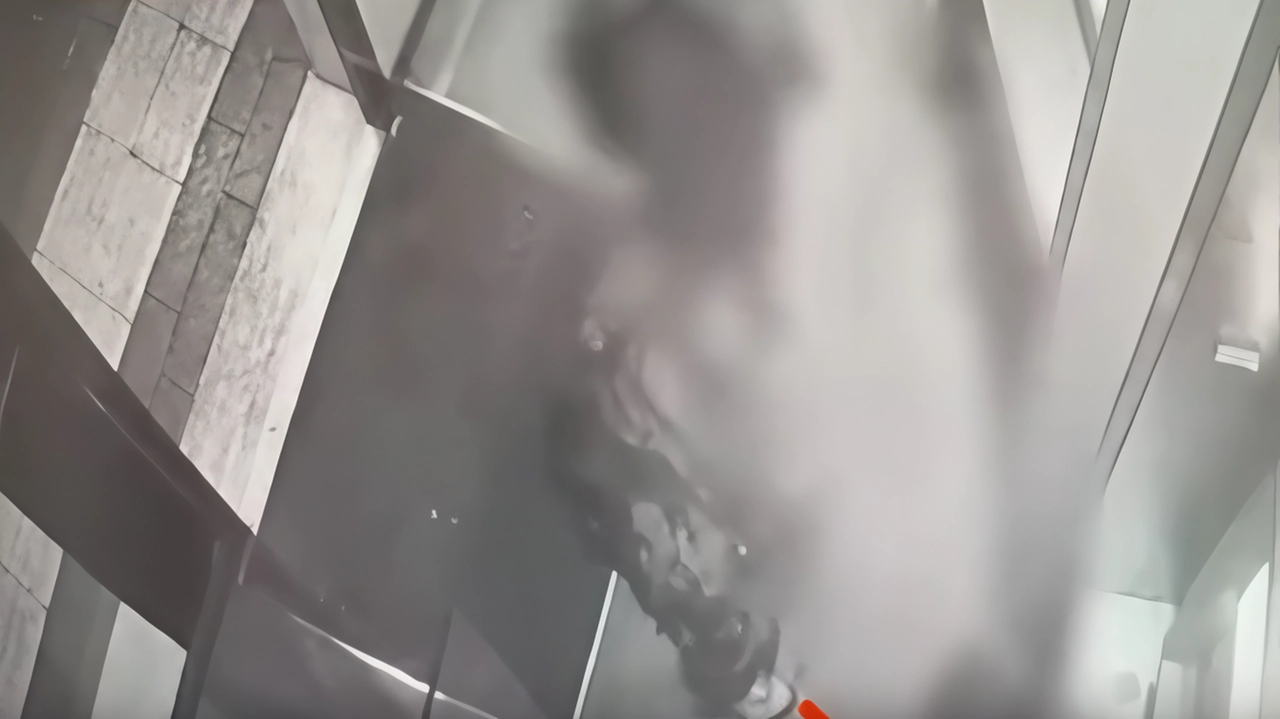 Sei raid violenti in meno di due mesi. Tutti nella stessa zona e con il medesimo modus operandi. Nell’ultimo colpo,... Sei raid violenti in meno di due mesi. Tutti nella stessa zona e con il medesimo modus operandi. Nell’ultimo colpo,...
