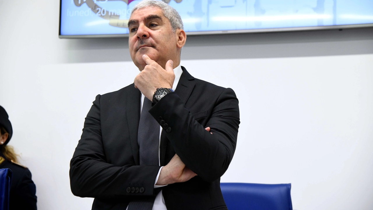Bruno Megale, 57 anni (al centro nella foto), ricopre l'incarico di questore di Milano dallo scorso maggio Bruno Megale, 57 anni (al centro nella foto), ricopre l'incarico di questore di Milano dallo scorso maggio