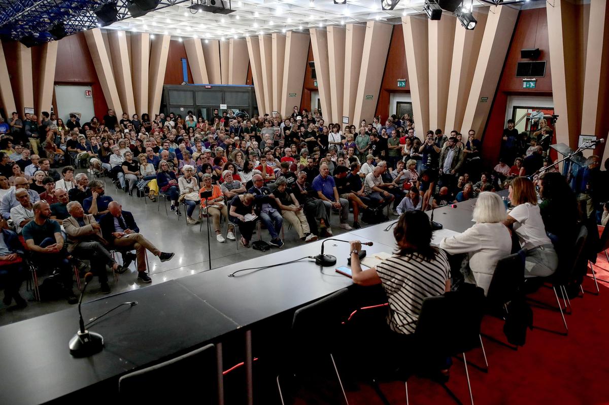 Leoncavallo, assemblea pubblica in vista del 6 settembre: “Corteo unitario che rilanci l’unità antifascista” Leoncavallo, assemblea pubblica in vista del 6 settembre: “Corteo unitario che rilanci l’unità antifascista”
