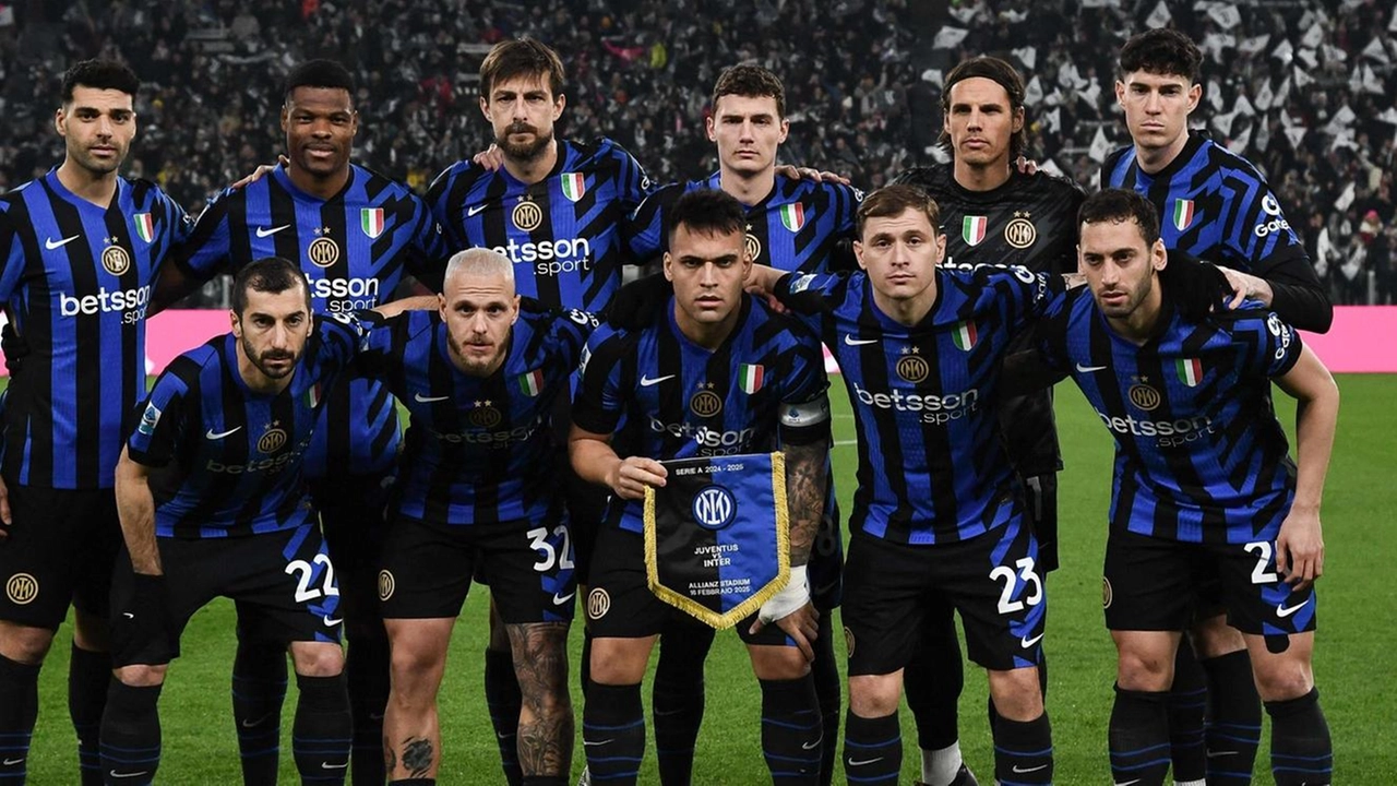 La formazione dell’Inter in campo domenica scorsa contro la Juventus: Taremi, Mkhitaryan, Acerbi, Sommer e Calhanoglu superano tutti i trent’anni La formazione dell’Inter in campo domenica scorsa contro la Juventus: Taremi, Mkhitaryan, Acerbi, Sommer e Calhanoglu superano tutti i trent’anni