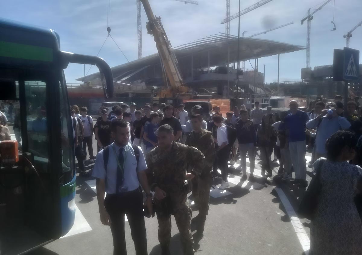tensione al capolinea di sesto pretende di salire e blocca i bus