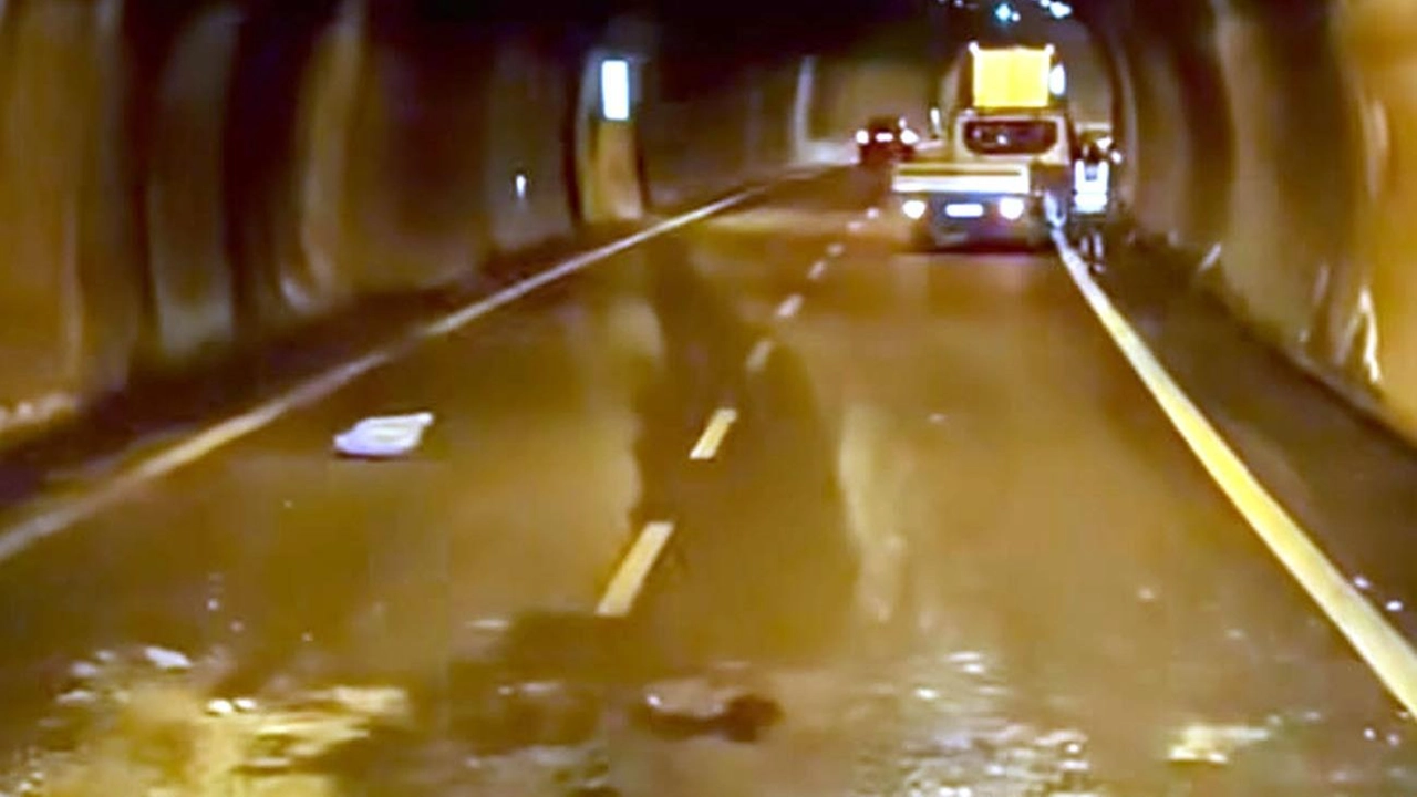 Mandello, dalla volta della tunnel si sono staccati anche pezzi di cemento. Traffico deviato in Valsassina Mandello, dalla volta della tunnel si sono staccati anche pezzi di cemento. Traffico deviato in Valsassina