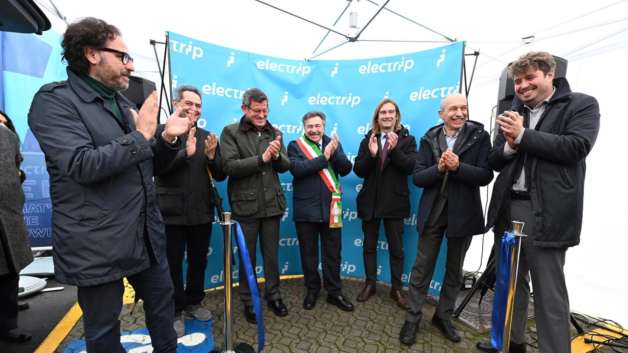 Nell’area commerciale di Milanofiori Nord è stata inaugurata ad Assago la più grande stazione di ricarica per veicoli elettrici... Nell’area commerciale di Milanofiori Nord è stata inaugurata ad Assago la più grande stazione di ricarica per veicoli elettrici...