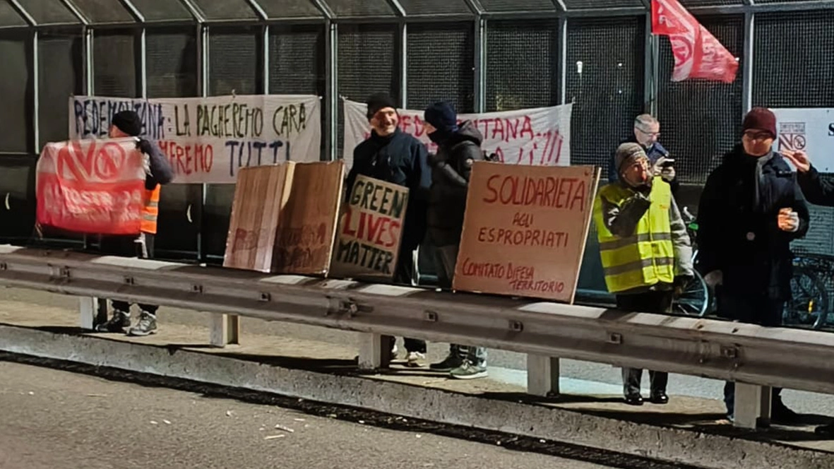 La protesta sul ponte di San Giorgio contro la Pedemontana La protesta sul ponte di San Giorgio contro la Pedemontana