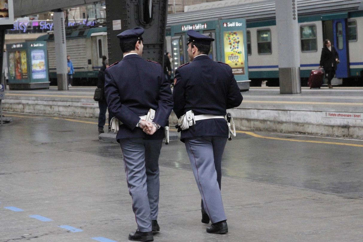 Polizia ferroviaria in stazione centrale a Milano (Archivio)