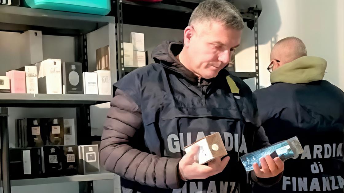 Profumi “tarocchi”. Seimila confezioni sequestrate dalla Gdf Profumi “tarocchi”. Seimila confezioni sequestrate dalla Gdf