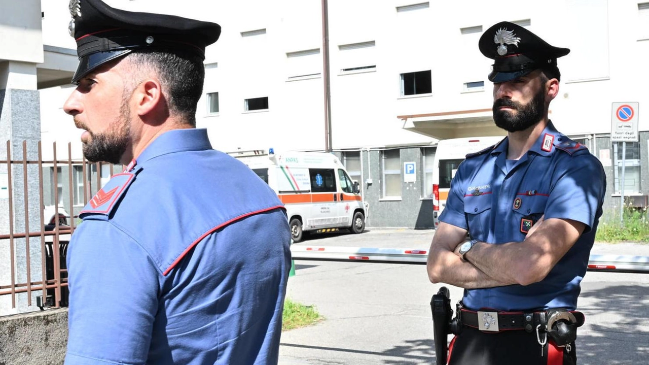 Un ultimo gesto d’amore da parte del novantunenne Giuseppe Rizzotti. Poi i due colpi, uno per sé, da quell’arma che non si sa come potesse avere. Oggi il sindaco di Cuasso al Monte incontra gli anziani al Centro diurno. Un ultimo gesto d’amore da parte del novantunenne Giuseppe Rizzotti. Poi i due colpi, uno per sé, da quell’arma che non si sa come potesse avere. Oggi il sindaco di Cuasso al Monte incontra gli anziani al Centro diurno.