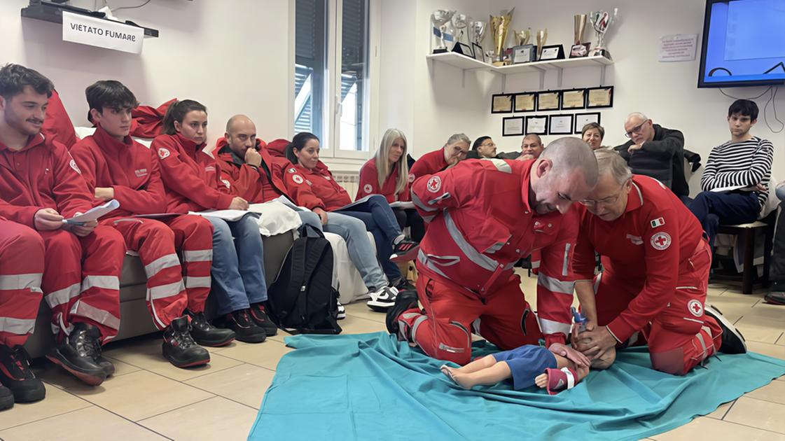 L’impegno che fa la differenza. I volontari della Croce Rossa: "L’emergenza diventa routine" L’impegno che fa la differenza. I volontari della Croce Rossa: "L’emergenza diventa routine"
