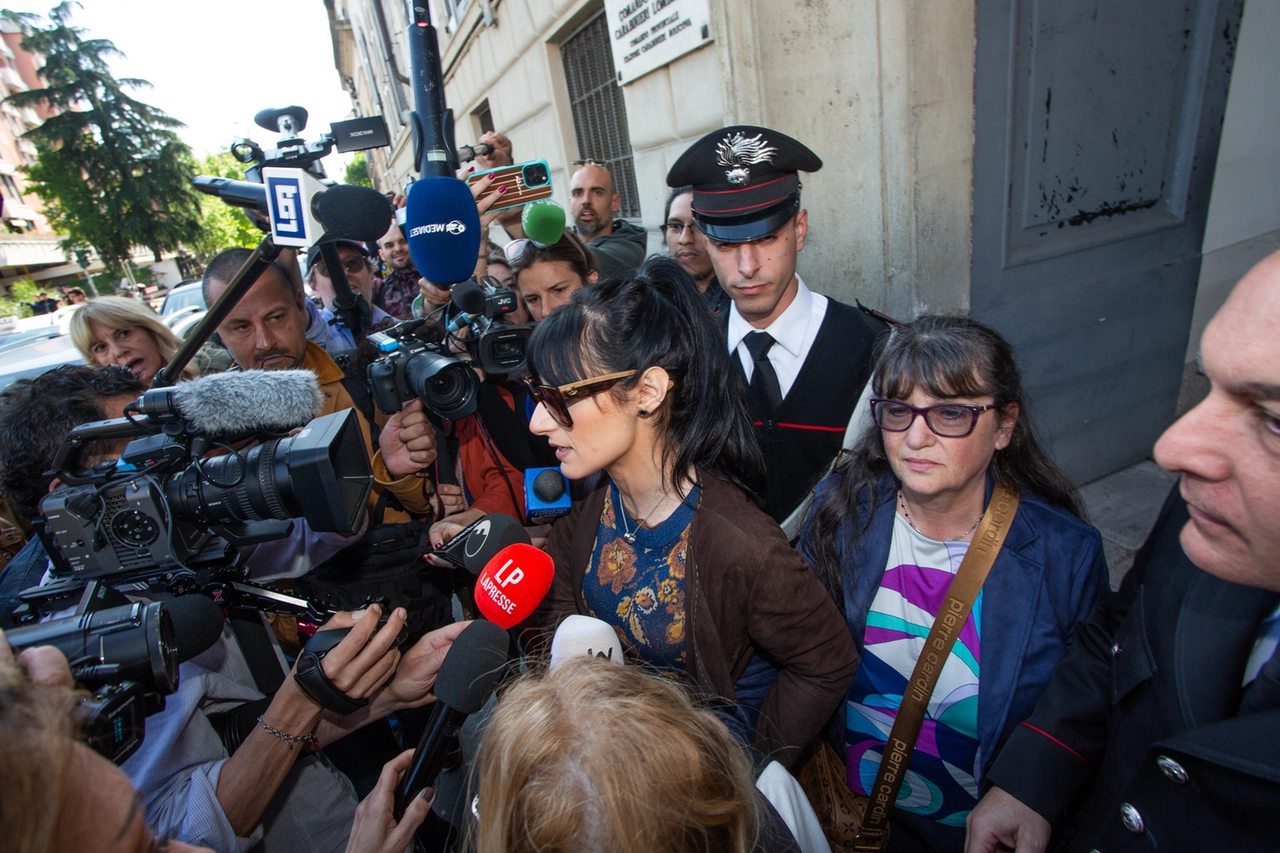 Daniela Ferrari, madre di Andrea Sempio, esce dalla caserma di Via della Moscova con l'avvocata Angela Taccia