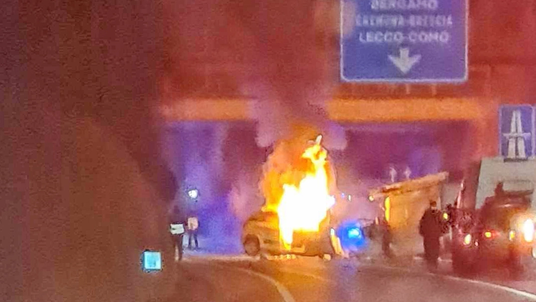 In fiamme una delle auto coinvolte nell'incidente In fiamme una delle auto coinvolte nell'incidente
