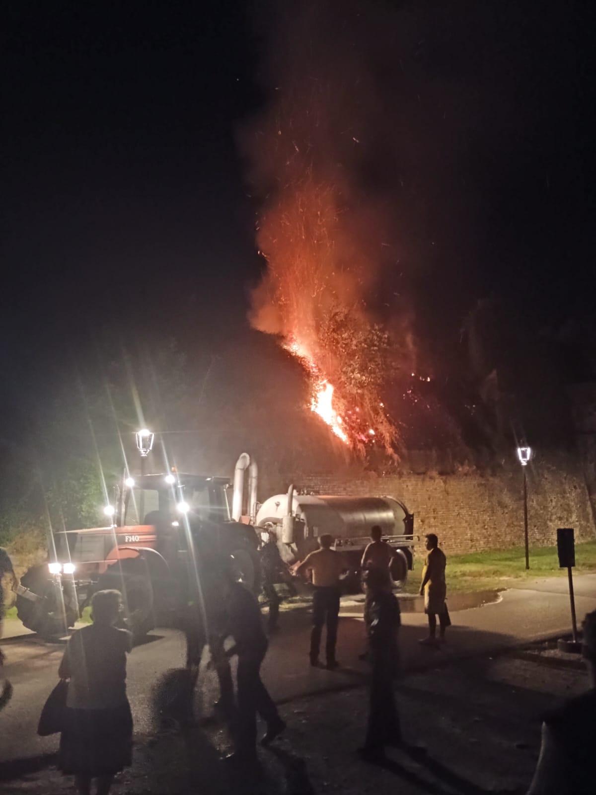 fuochi d8217artificio con incendio a pizzighettone fiamme sul terrapieno di una casamatta