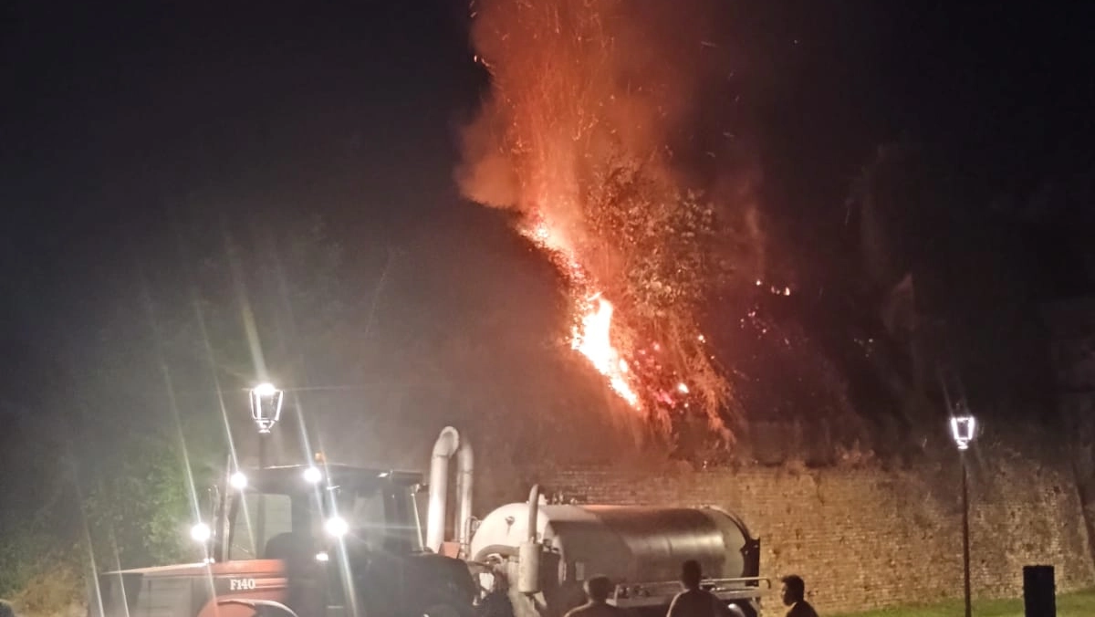 L'incendio che si è sviluppato a ridosso di Porta Soccorso L'incendio che si è sviluppato a ridosso di Porta Soccorso