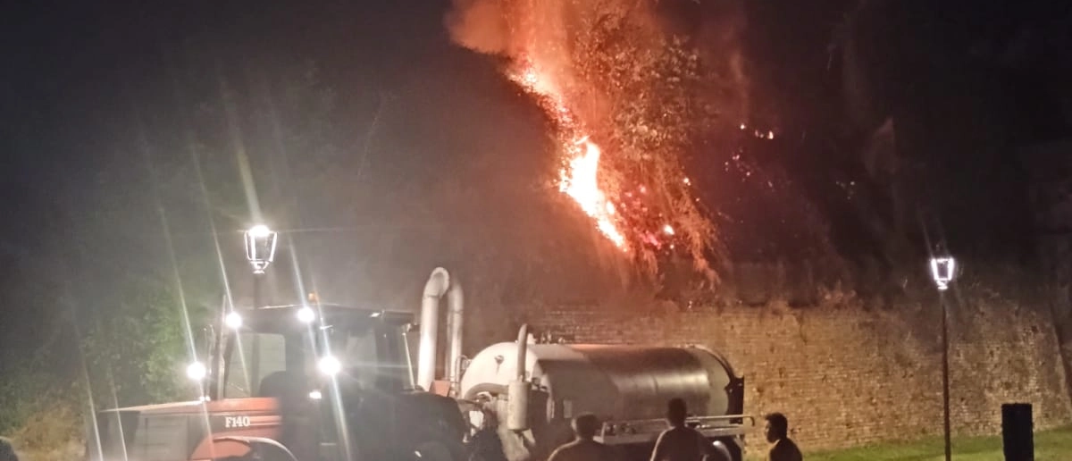 Fuochi d’artificio con incendio a Pizzighettone: fiamme sul terrapieno di una casamatta