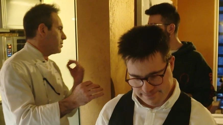 In primo piano uno dei camerieri di SpaH impegnato in sala da pranzo Sulla sinistra lo chef Giovanni Caracciolo, “docente“ dei tanti ragazzi In primo piano uno dei camerieri di SpaH impegnato in sala da pranzo Sulla sinistra lo chef Giovanni Caracciolo, “docente“ dei tanti ragazzi
