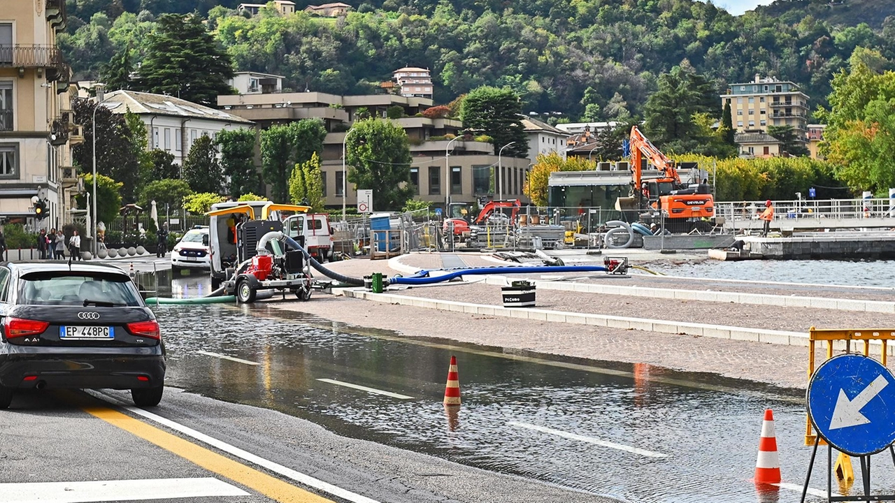 A Como l'allarme per l'esondazione del Lario si attenua grazie al deflusso delle acque. Restano paratie e disagi, ma la situazione si stabilizza lentamente. A Como l'allarme per l'esondazione del Lario si attenua grazie al deflusso delle acque. Restano paratie e disagi, ma la situazione si stabilizza lentamente.