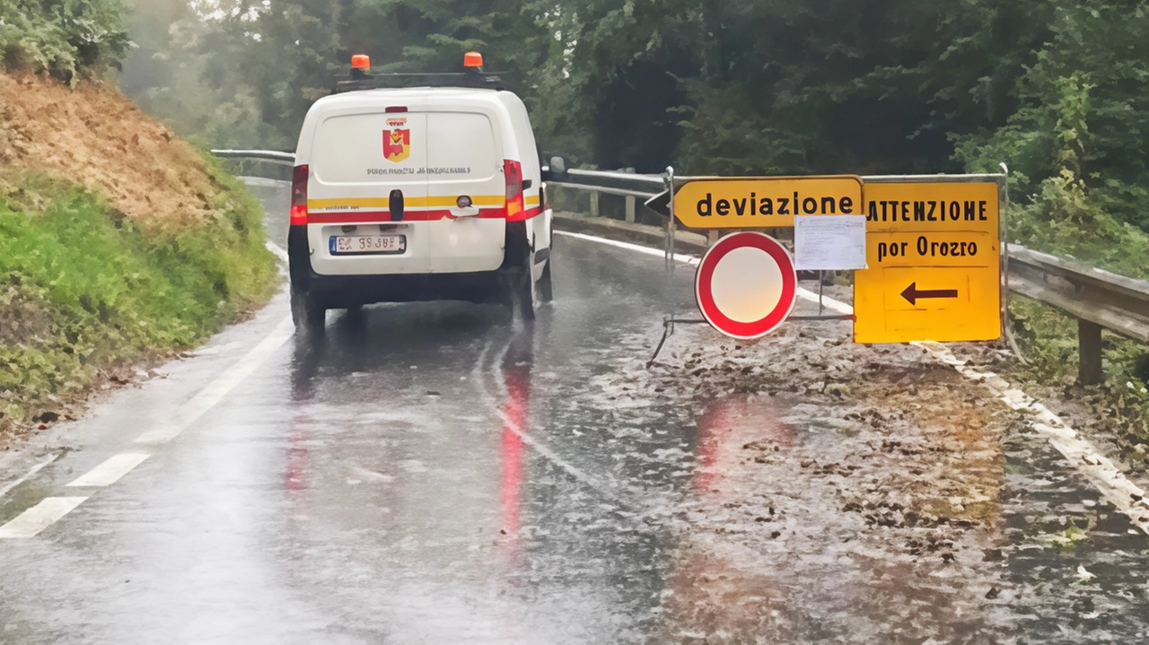 Disagi a Gazzaniga: la strada per la frazione Orezzo rimane chiusa a causa di un cedimento. Tempi lunghi per la riapertura, ma fondi e progetto in corso. Disagi a Gazzaniga: la strada per la frazione Orezzo rimane chiusa a causa di un cedimento. Tempi lunghi per la riapertura, ma fondi e progetto in corso.
