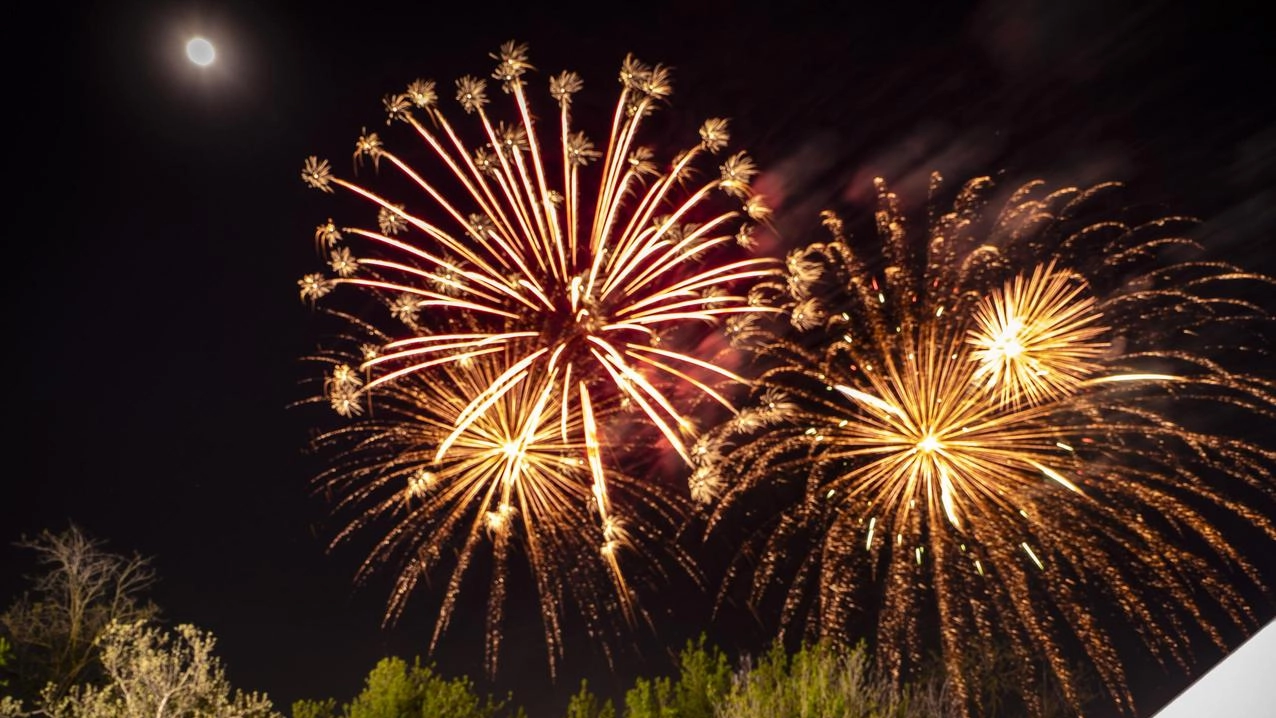 Fuochi artificiali musica della Filarmonica fanfara dei bersaglieri Bagno di folla sull’area feste: è iniziata la Fiera delle Palme città in festa fino a lunedì