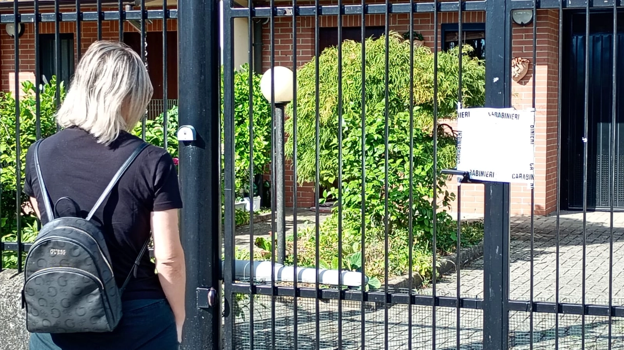 Nella villa di famiglia in via Bassi il novantenne Sanzio Negri ha tolto la vita alla consorte ottantenne Il dramma è maturato nell’ambito di una lunga assistenza prestata a Luisa Trabucchi costretta su una sedia a rotelle Nella villa di famiglia in via Bassi il novantenne Sanzio Negri ha tolto la vita alla consorte ottantenne Il dramma è maturato nell’ambito di una lunga assistenza prestata a Luisa Trabucchi costretta su una sedia a rotelle