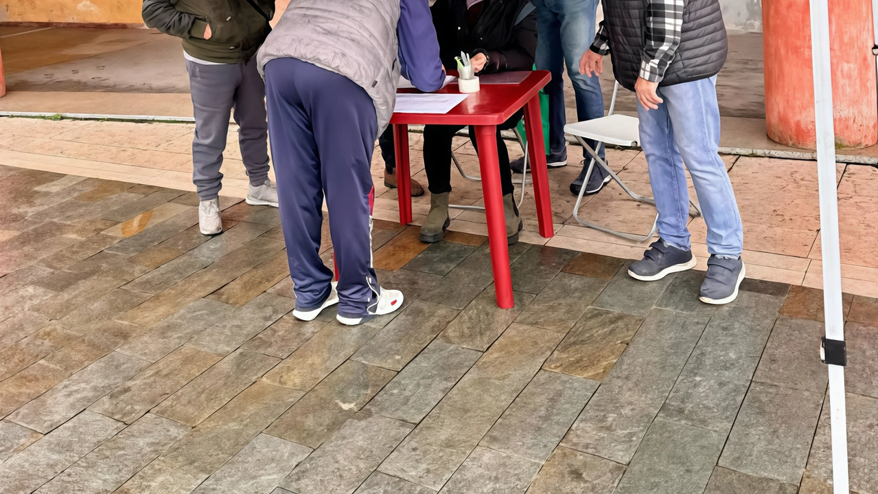 Uno dei banchetti per la raccolta firme organizzati nei mesi scorsi dal comitato che propone un progetto alternativo per il raddoppio