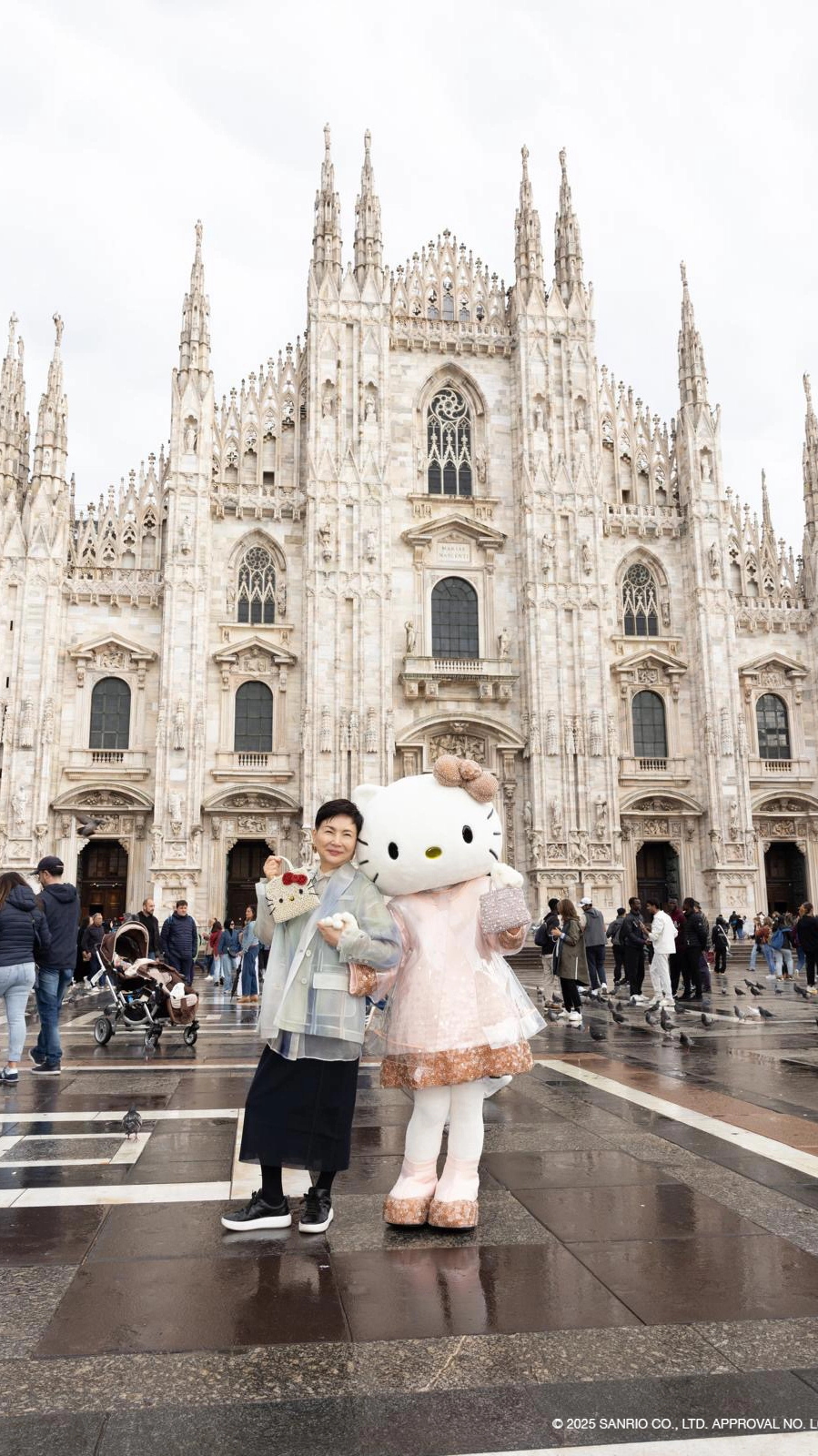 Izumi Ogino, fondatrice e direttrice creativa di Anteprima, incontra Hello Kitty in piazza Duomo a Milano