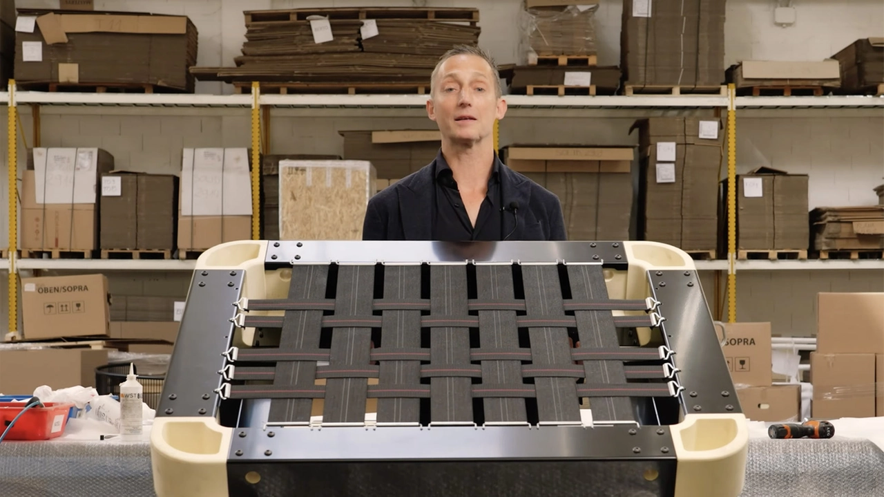 Filippo Berto mentre racconta in un docufilm girato nei laboratori tutte le fasi della creazione del divano Iggy Filippo Berto mentre racconta in un docufilm girato nei laboratori tutte le fasi della creazione del divano Iggy
