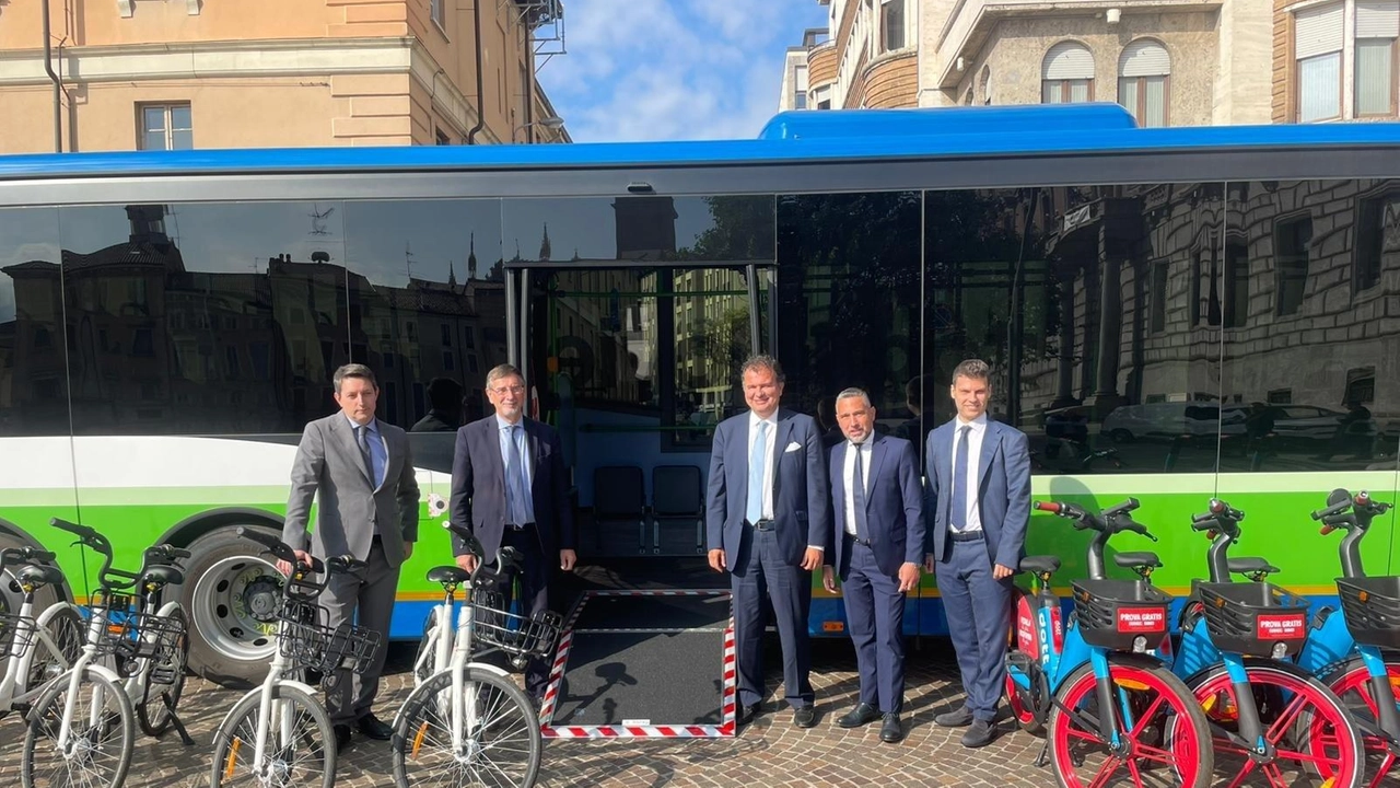 L’assessore Lucente con il sindaco Pilotto alla presentazione del progetto sulla mobilità a Monza che coinvolge Autoguidovie L’assessore Lucente con il sindaco Pilotto alla presentazione del progetto sulla mobilità a Monza che coinvolge Autoguidovie